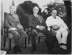 1943年，蒋中正、富兰克林·德拉诺·罗斯福及温斯顿·丘吉尔进行的开罗会议