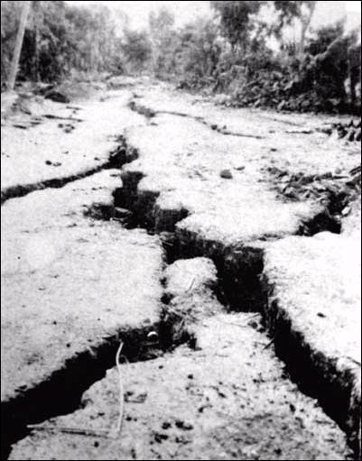 地震造成的地裂缝